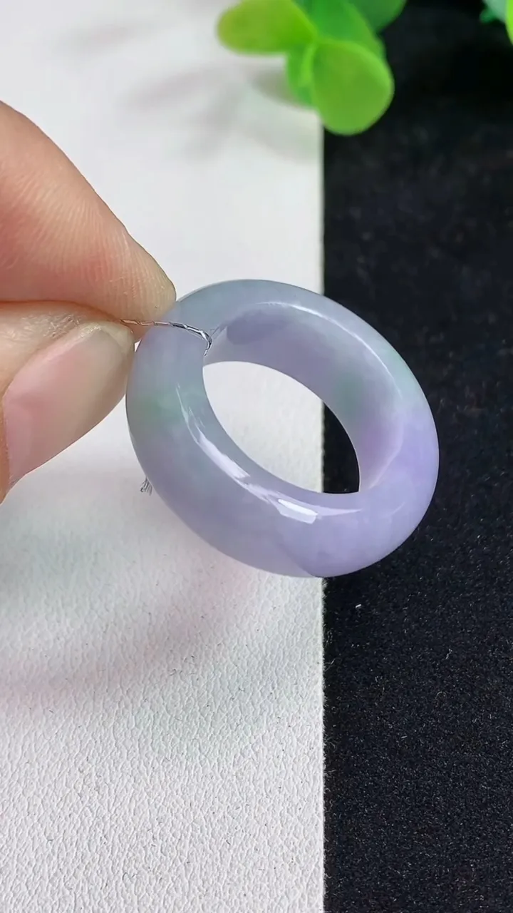 天然A货翡翠紫罗兰指环扳指，尺寸19-8.8-4.8，重量:9.38g2025年5月12日
工厂直销收藏佳品,种好水足，色泽均匀，有种有色，上手高大气！