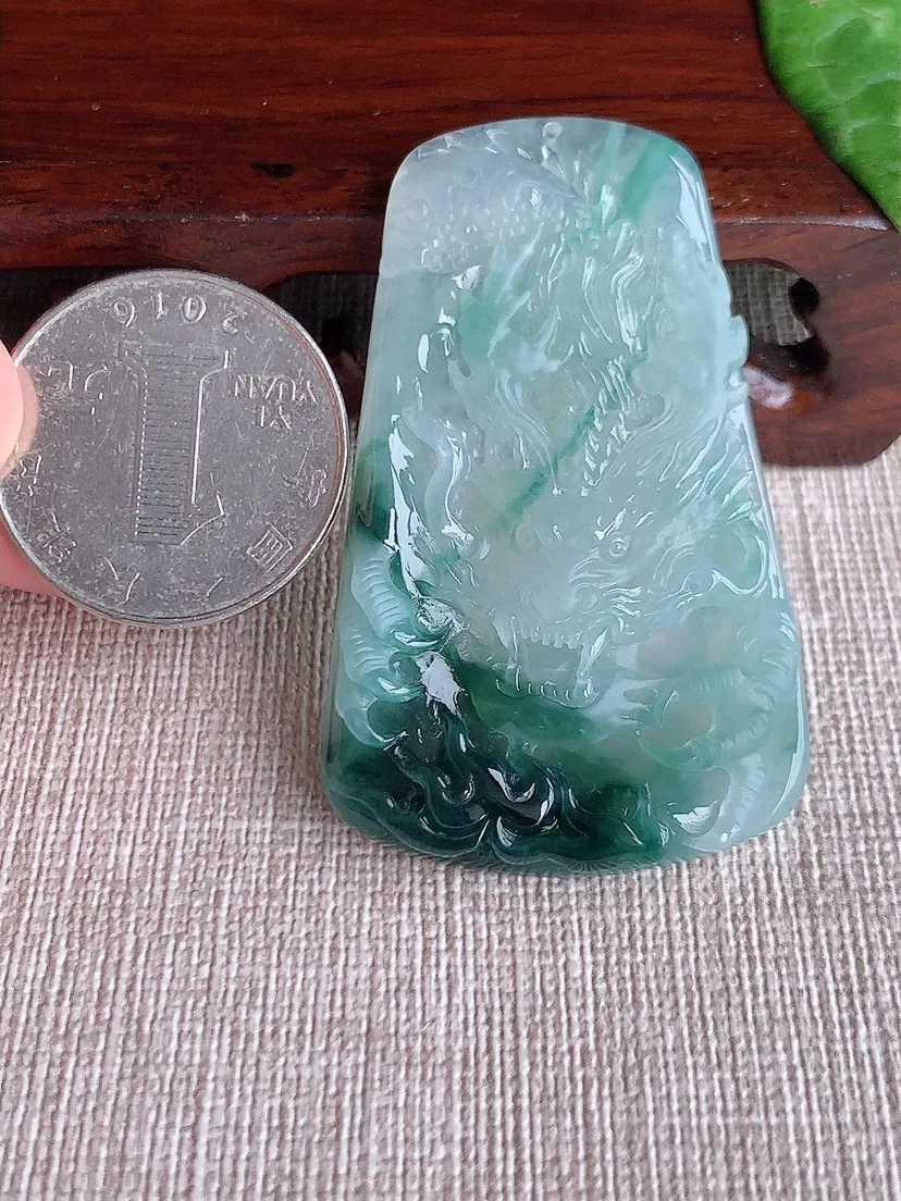 天然A货翡翠飘花龙牌吊坠尺寸52.3×32.4×5.6m量18.62g 0511