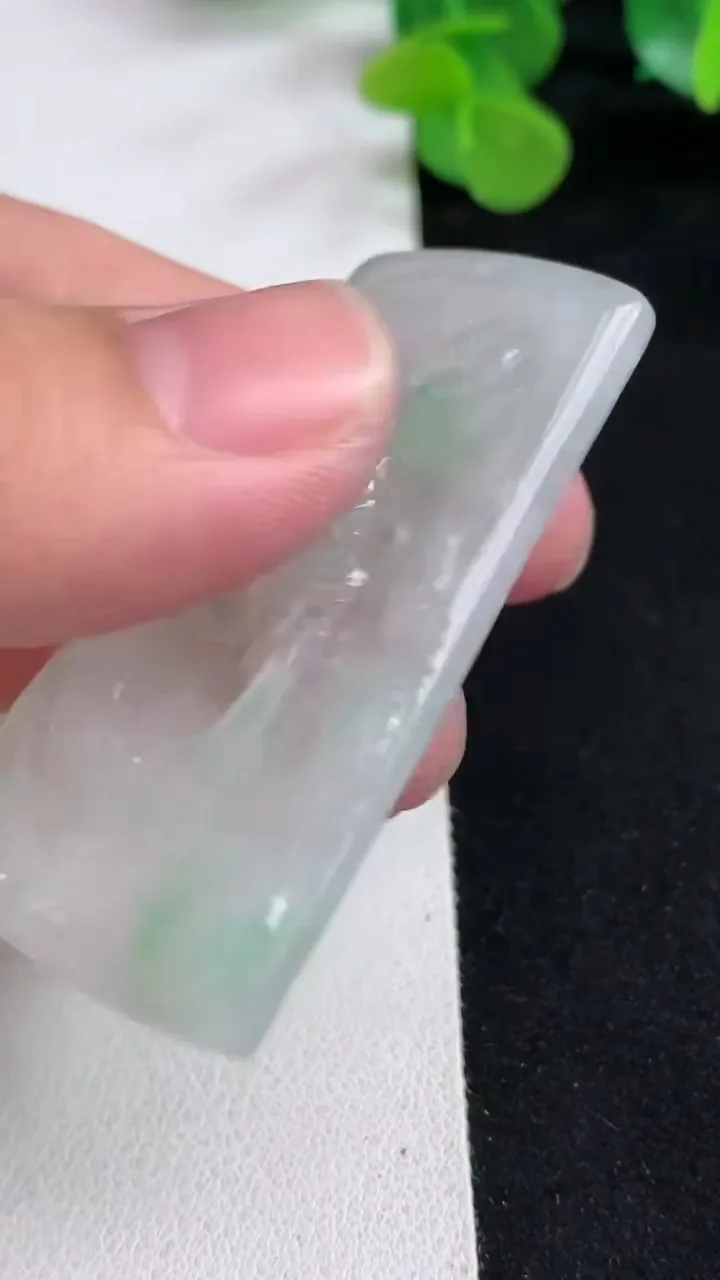 天然A货翡翠龙牌吊坠，尺寸52.6-31.2-4，重量:16.09g
5月12日