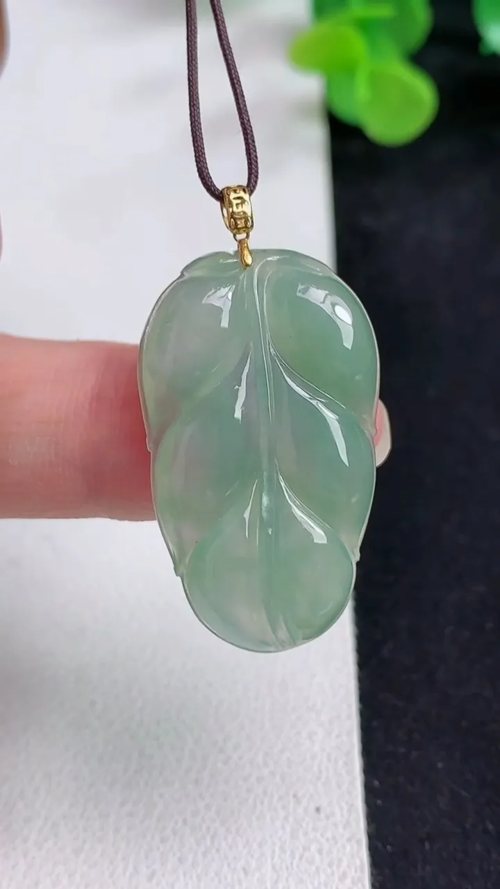 天然A货翡翠金枝玉叶 叶子吊坠，尺寸32.5-19.7-4.4，重量:5.46g
5月12日