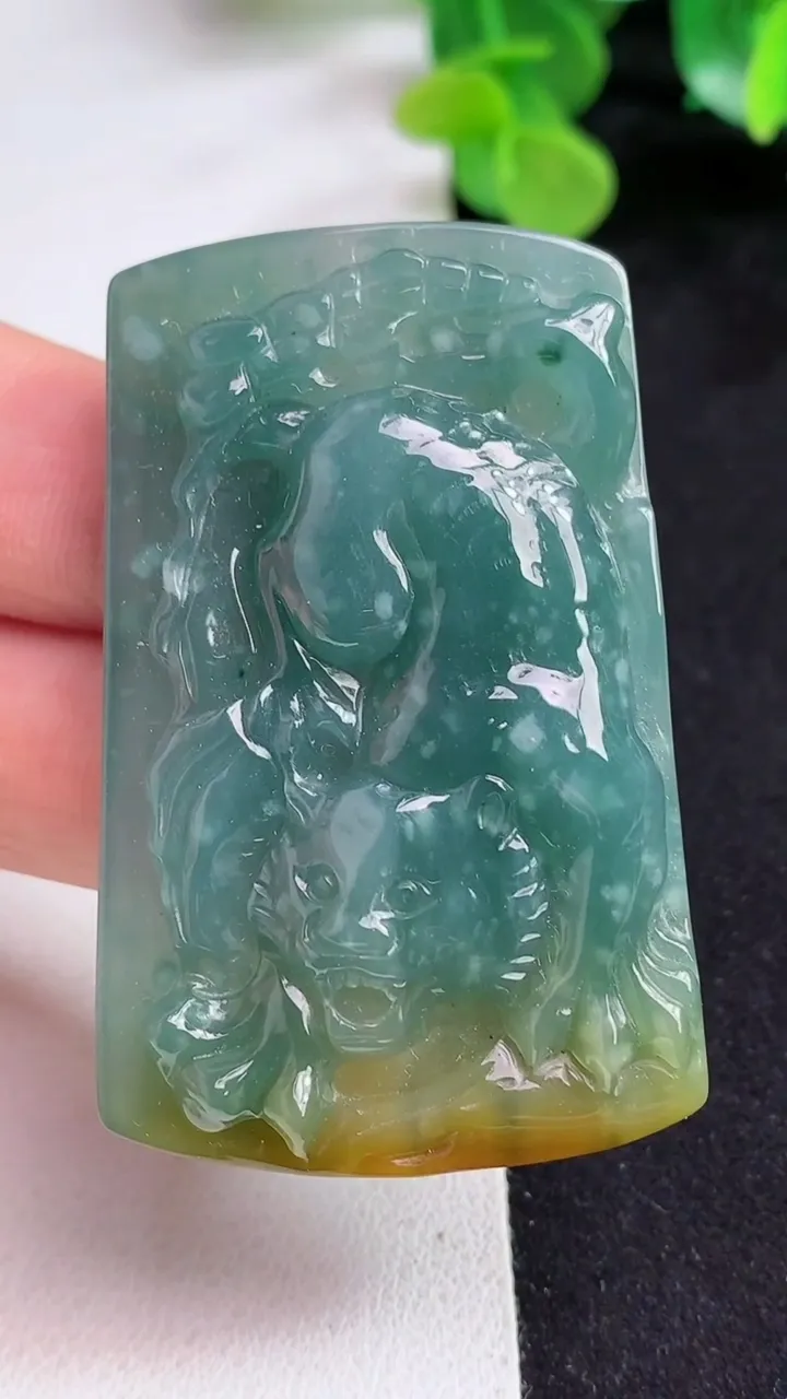 天然A货翡翠蓝水双彩生肖虎吊坠，尺寸54-34-7.5，重量:29.10g
5月12日