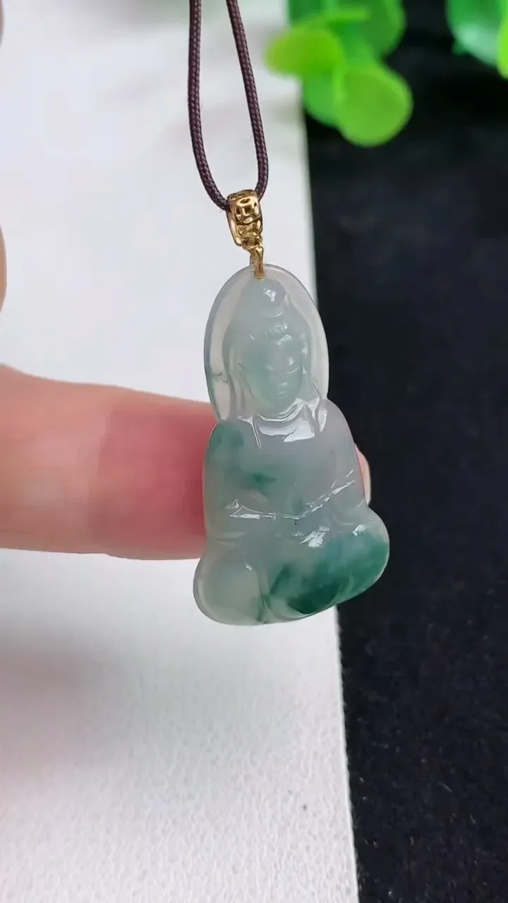 天然A货翡翠飘花素衣观音吊坠，尺寸32.2-18.4-3.8，重量:3.47g
5月12日