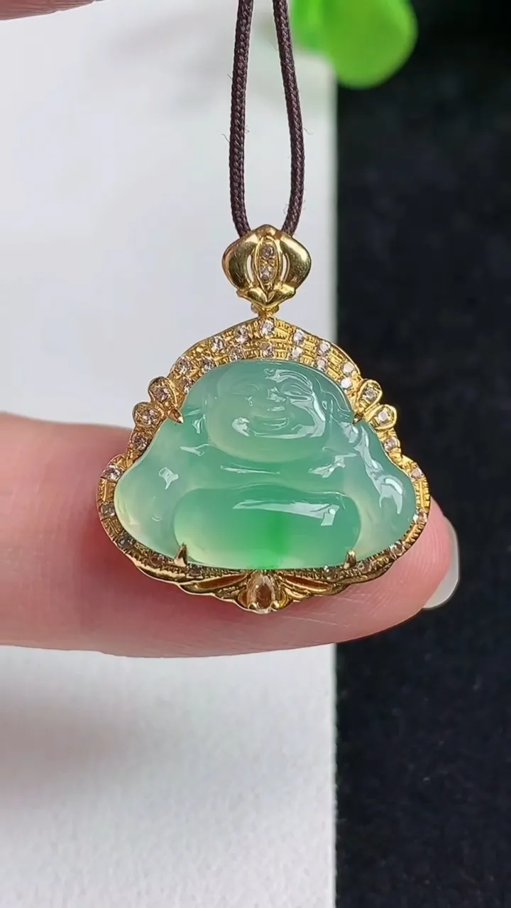 天然A货翡翠佛公吊坠，尺寸24.5-21.2-7，裸石13-18.6，重量:3.60g
5月12日