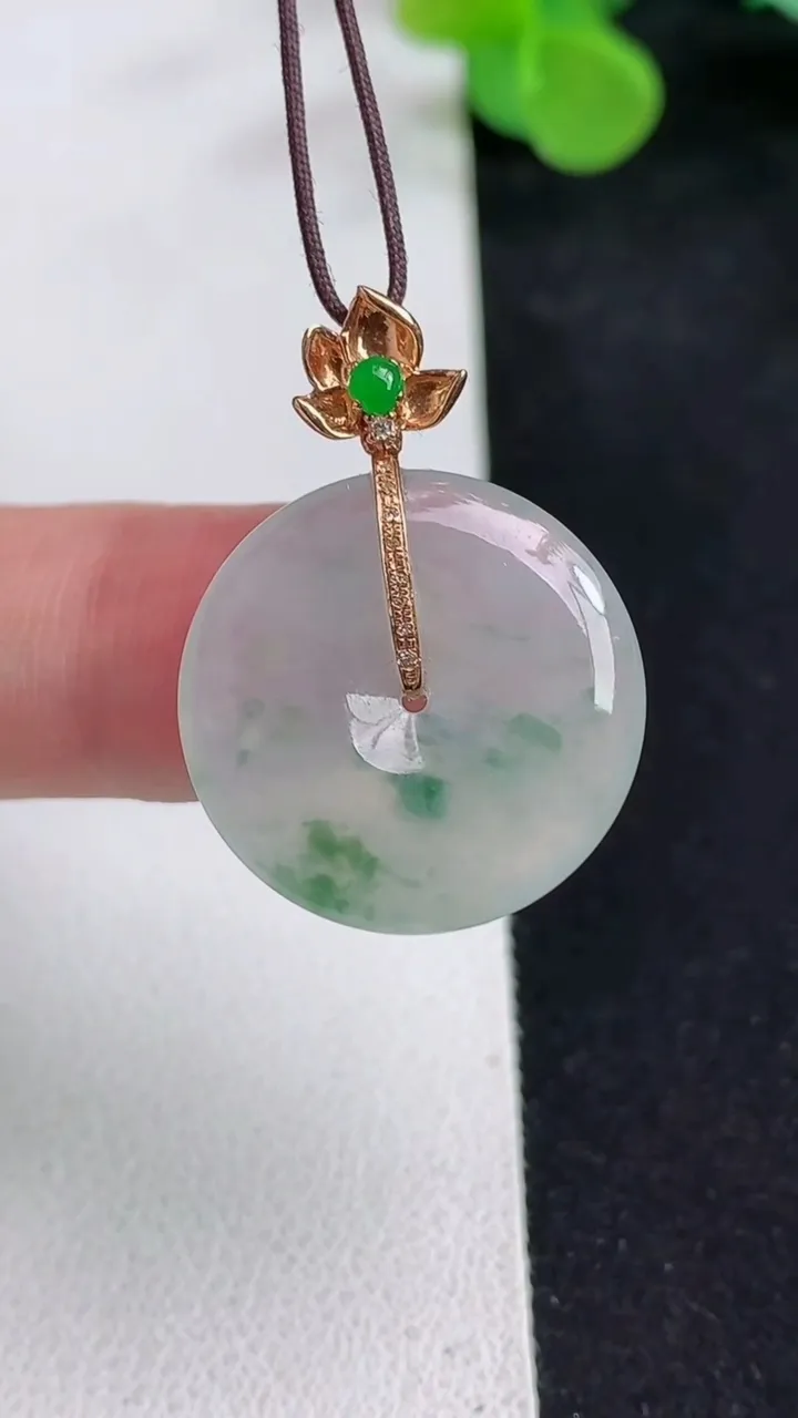 天然A货翡翠飘花平安扣吊坠，尺寸21.2-3.7，重量:4.03g
5月12日
