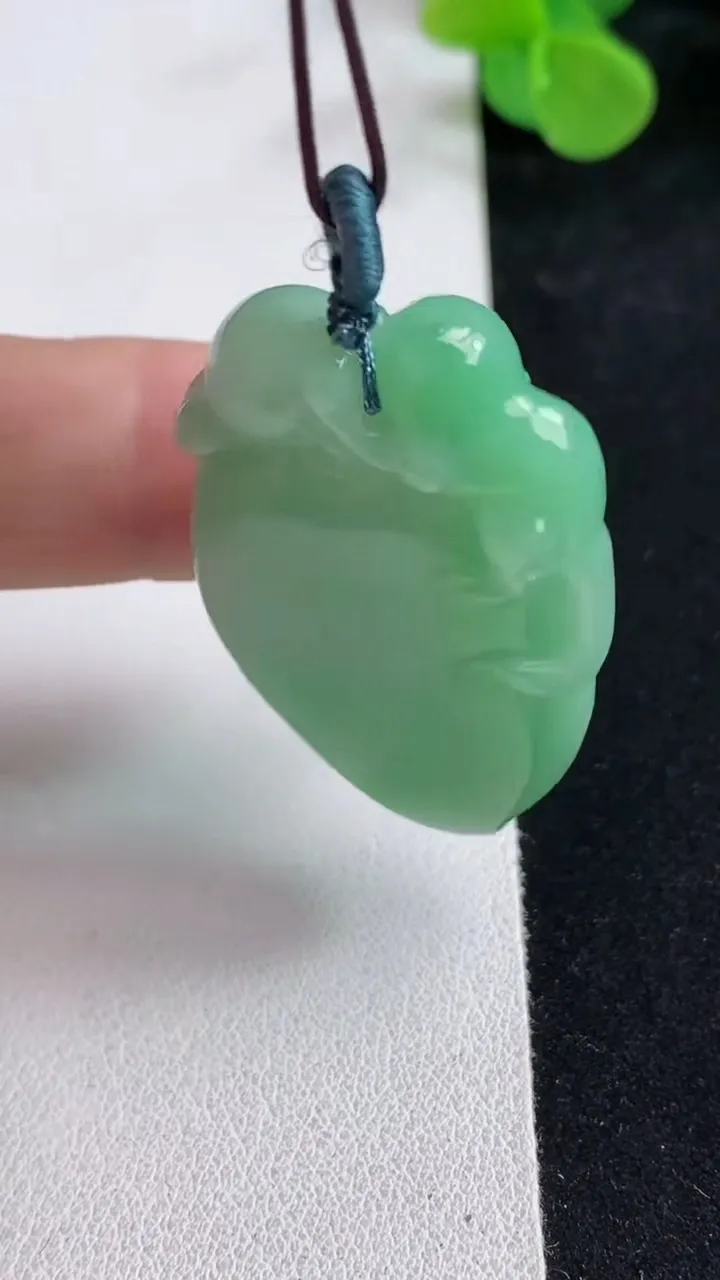 天然A货翡翠灵猴献瑞 福瓜吊坠，尺寸40.4-25.8-10，重量:20.35g
5月12日