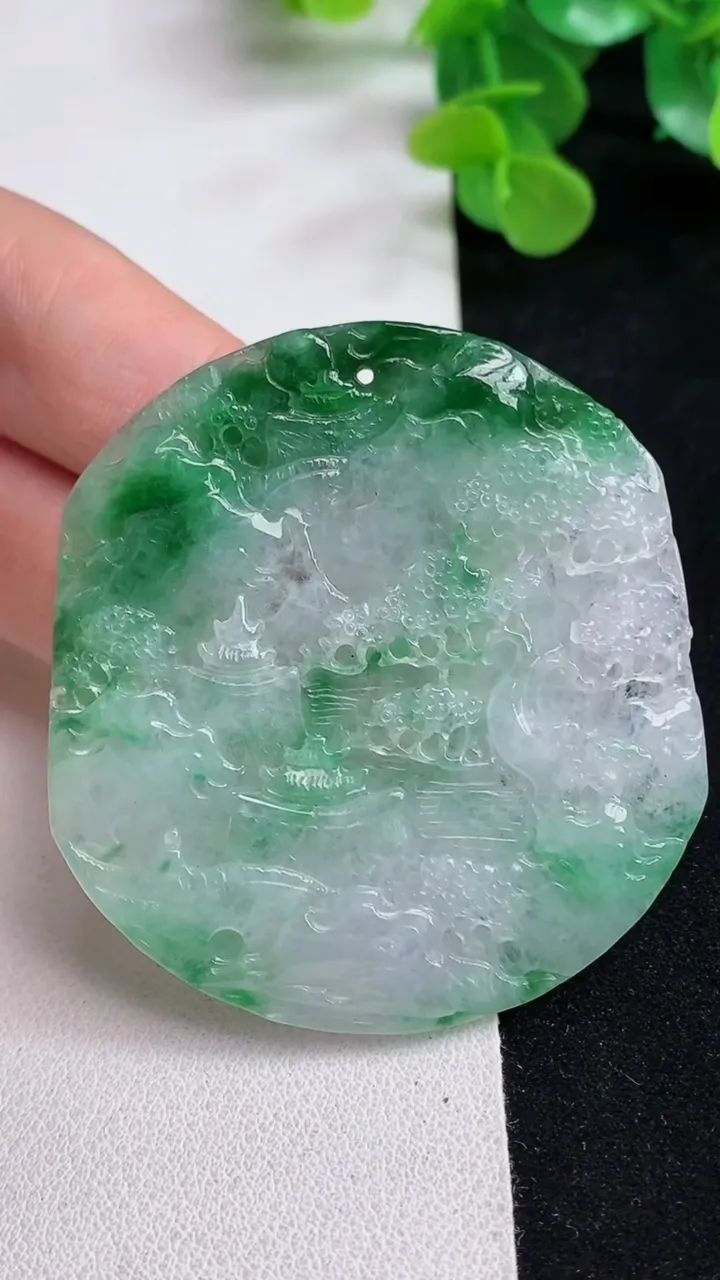 天然A货翡翠山水牌吊坠，尺寸56.3-52.2-5，重量:32.58g
5月12日