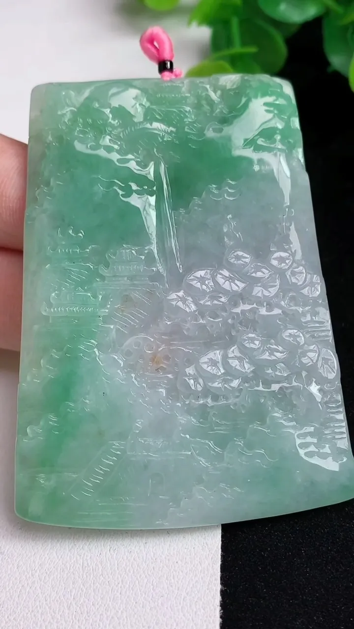 天然A货翡翠山水牌吊坠，尺寸71.6-52.2-6，重量:58.65g
5月12日