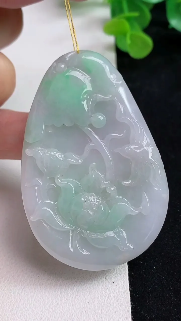 天然A货翡翠鸟语花香吊坠，尺寸63-41.3-5.8，重量:31.09g
5月12日