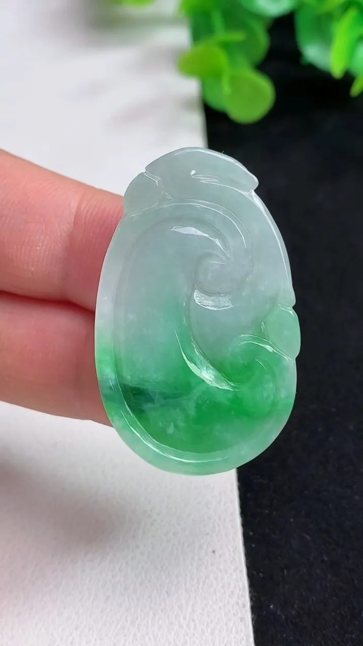 天然A货翡翠如意吊坠，尺寸40.3-25.5-4.2，重量:8.31g
5月12日