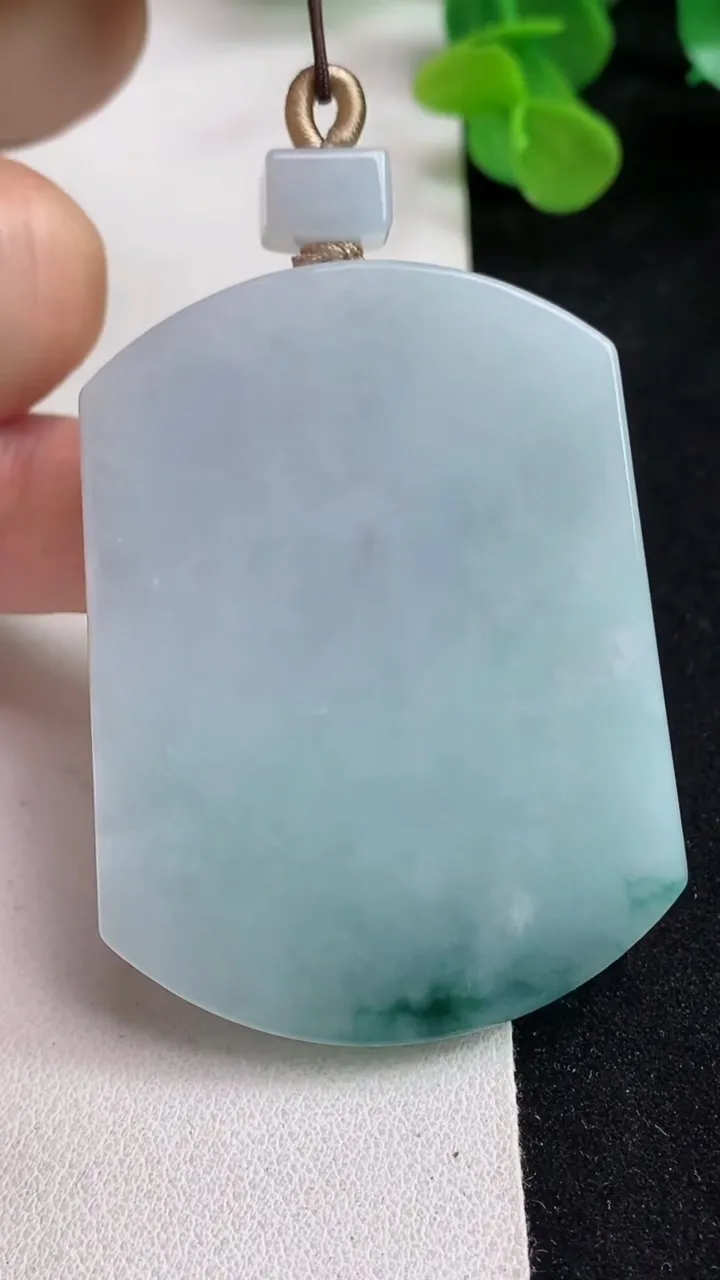 天然A货翡翠飘花无事牌吊坠，尺寸55.3-42.2-6.3，重量:44.43g
5月12日