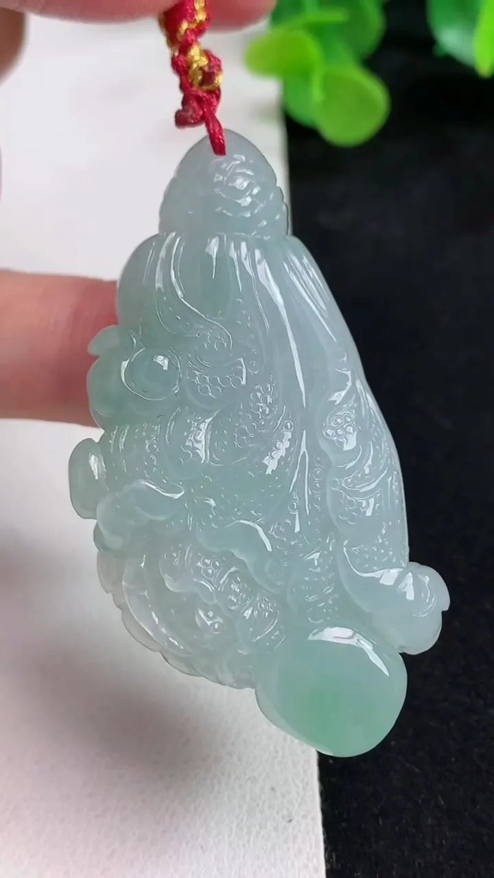 天然A货翡翠白菜吊坠，尺寸56.7-28.3-11.4，重量:34.45g
5月12日