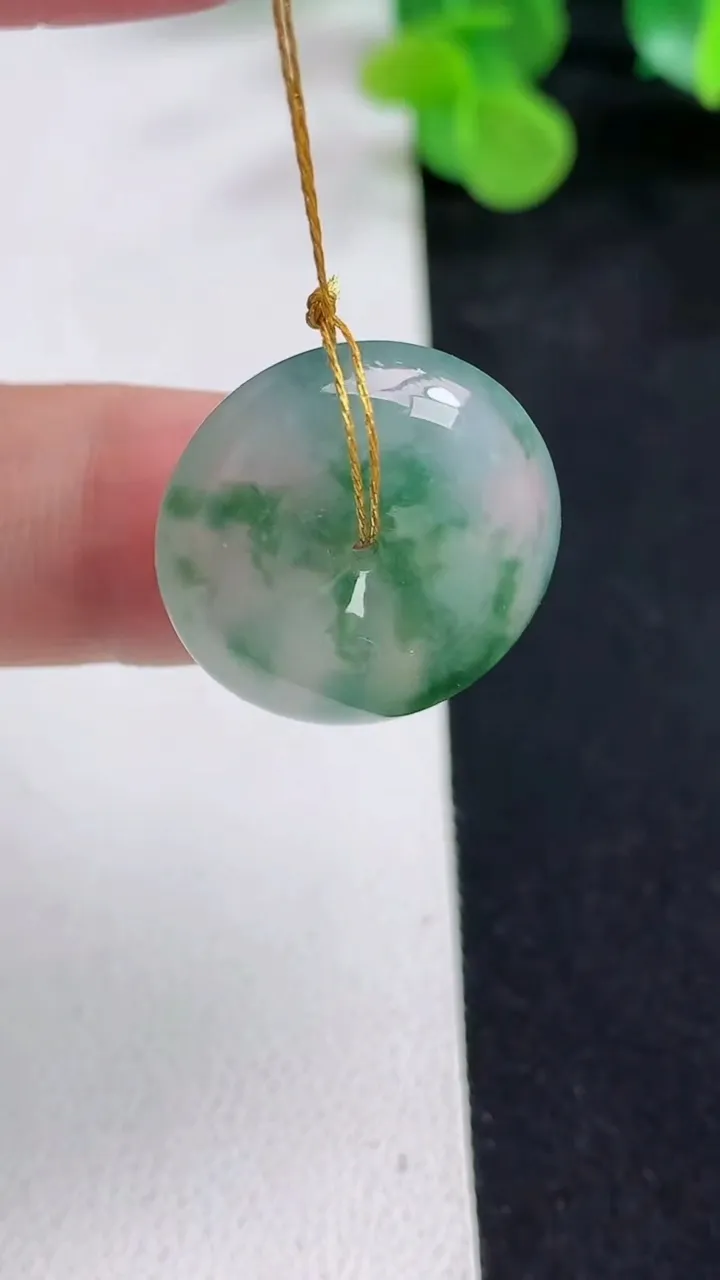天然A货翡翠飘花平安扣吊坠，尺寸20.6-6.6，重量:5.86g
5月12日