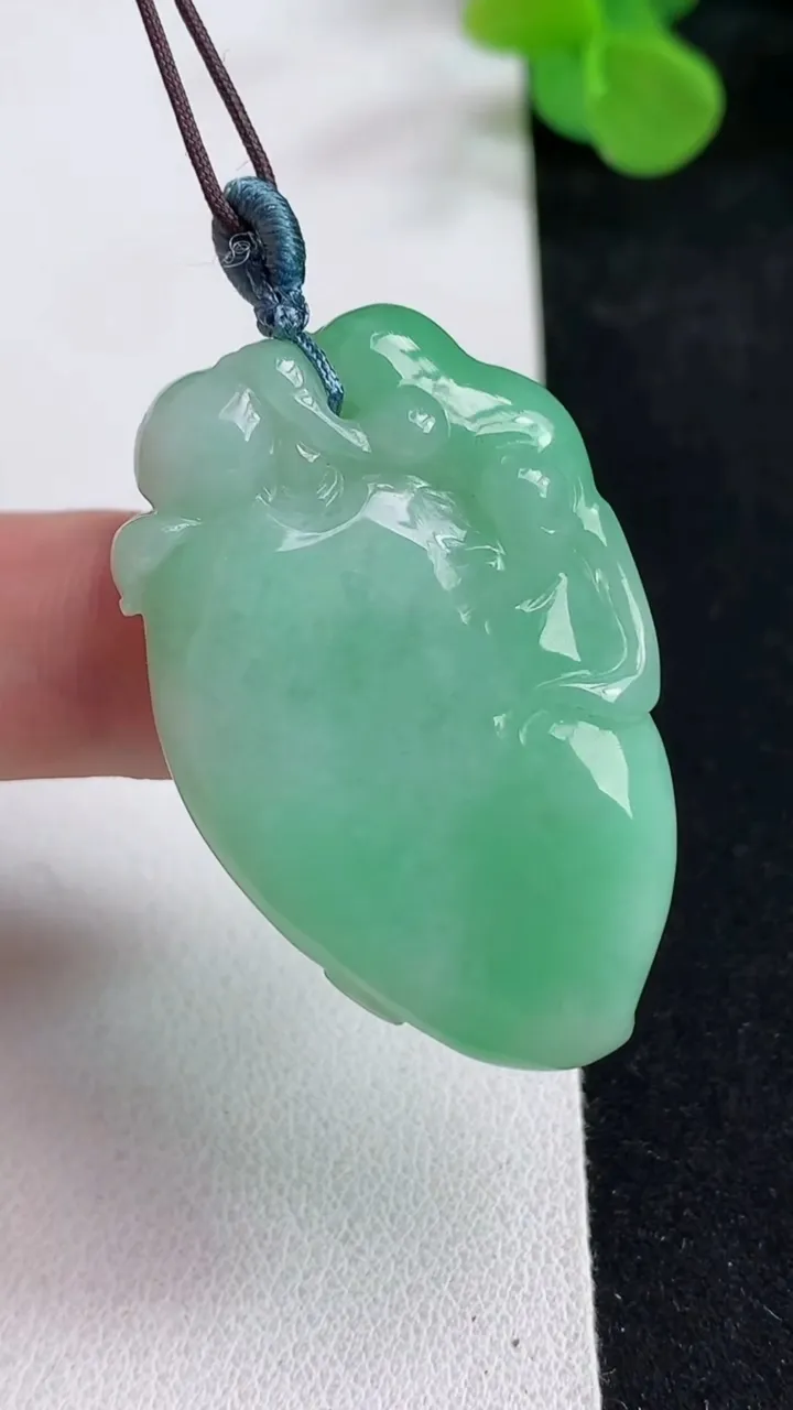 天然A货翡翠灵猴献瑞 福瓜吊坠，尺寸40.4-25.8-10，重量:20.35g
5月12日