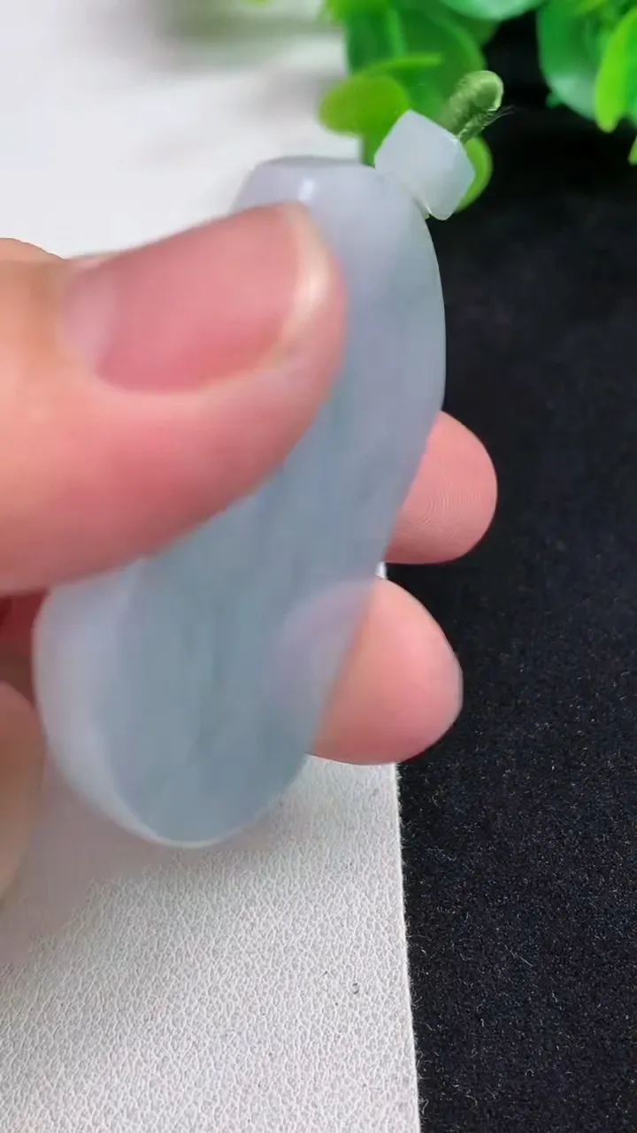 天然A货翡翠飘花无事牌吊坠，尺寸49.8-38-4.8，重量:28.65g
5月12日