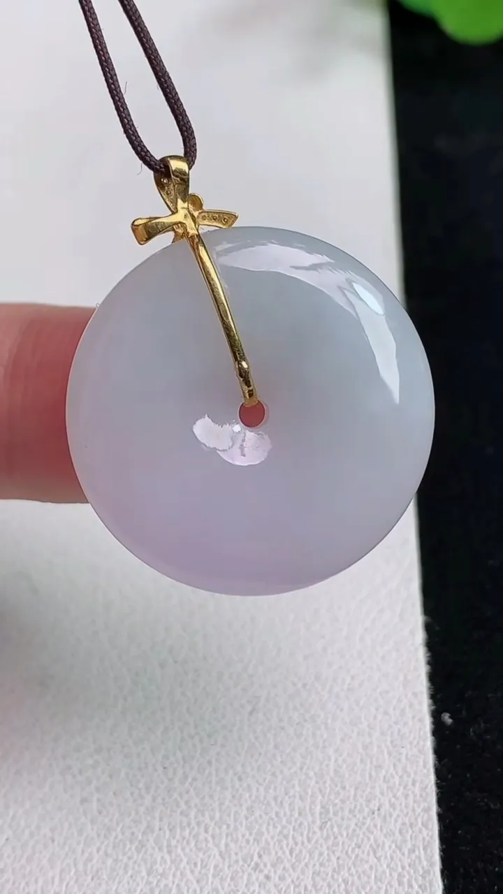 天然A货翡翠k金紫罗兰平安扣吊坠，尺寸25.7-5.5，重量:8.10g
5月12日