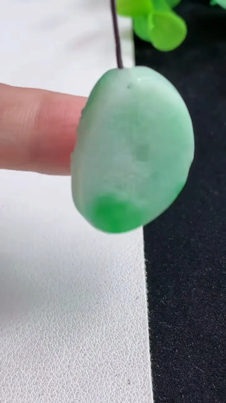 天然A货翡翠山水牌吊坠，尺寸33.5-23.5-6.5，重量:11.36g
5月12日