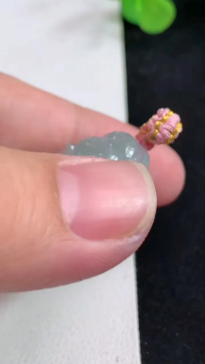 天然A货翡翠飘花佛公吊坠，尺寸28.3-31.6-6，重量:8.23g
5月12日