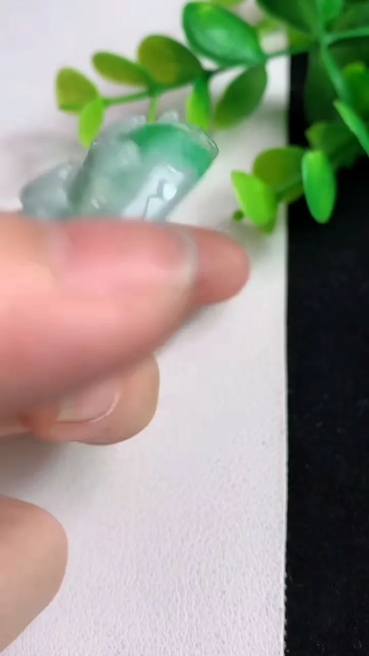 天然A货翡翠山水牌吊坠，尺寸53.5-47-13，重:66.00g
5月12日
