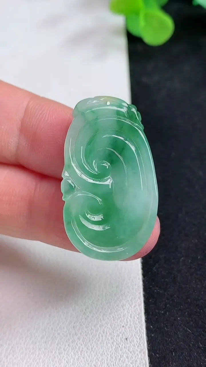 天然A货翡翠如意吊坠，尺寸33.4-19.6-4.4，重量:5.56g
5月12日