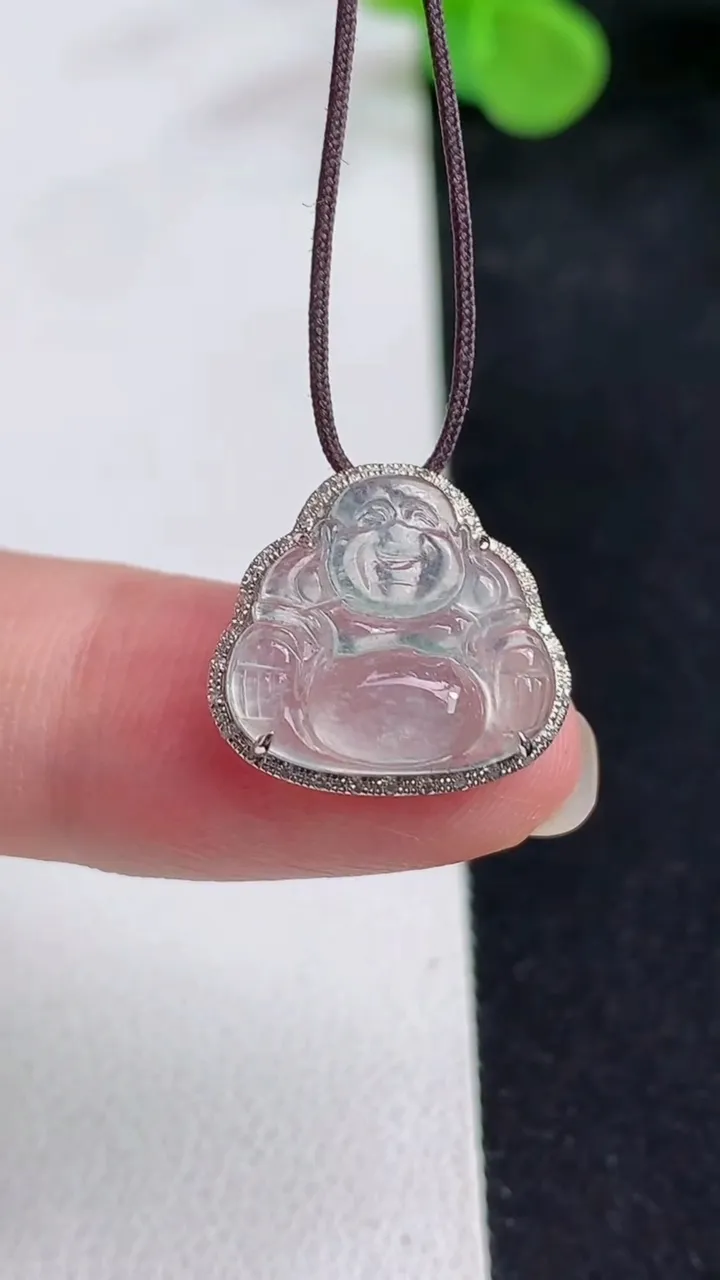 天然A货翡翠白冰佛公吊坠，尺寸15.3-16.6-5.3，裸石13.7-14.6，重量:1.48g
