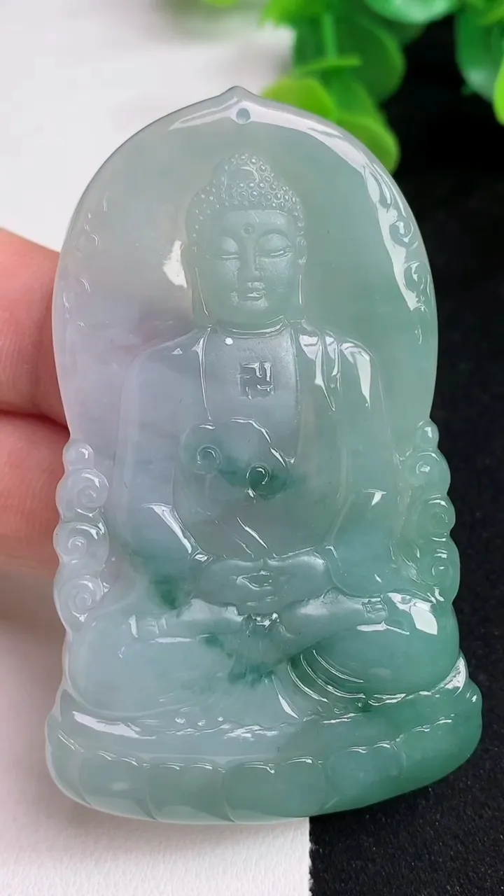 天然A货翡翠飘花大日如来吊坠，尺寸70-39.2-5.6，重量:35.31g
5月12日