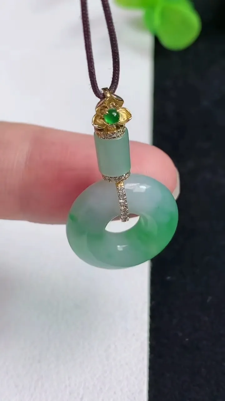 天然A货翡翠平安环吊坠，尺寸17.5-5.5，重量:4.24g
5月12日