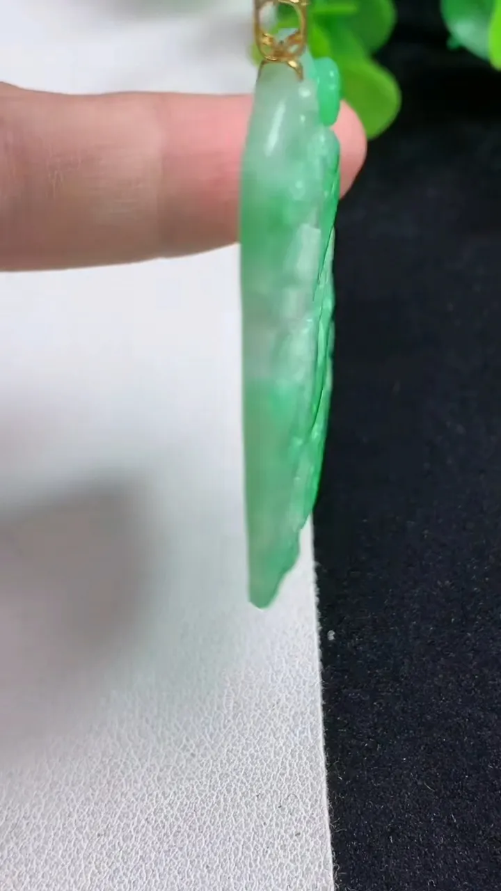 天然A货翡翠山水牌吊坠，尺寸49.7-36.7-5，重量:18.00g
5月12日