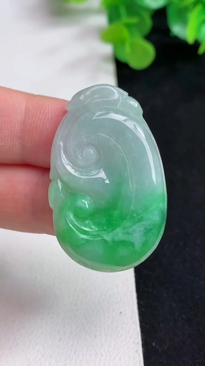 天然A货翡翠如意吊坠，尺寸40.3-25.5-4.2，重量:8.31g
5月12日