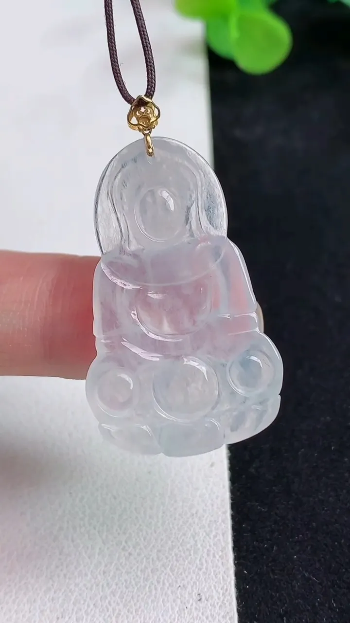 天然A货翡翠白冰观音菩萨吊坠，尺寸35.2-22-3.4，重量:4.30g
5月12日