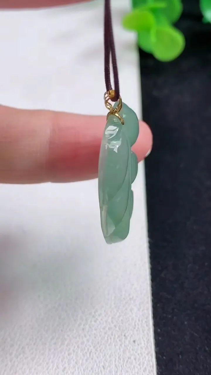 天然A货翡翠金枝玉叶 叶子吊坠，尺寸32.5-19.7-4.4，重量:5.46g
5月12日