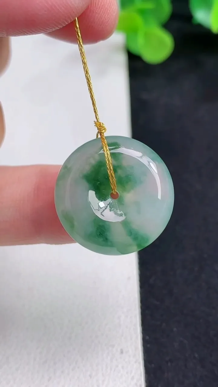 天然A货翡翠飘花平安扣吊坠，尺寸20.6-6.6，重量:5.86g
5月12日