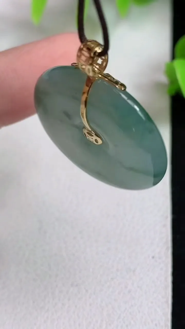 天然A货翡翠飘花平安扣吊坠，尺寸32-25.8-5.8，重:8.20g
5月12日