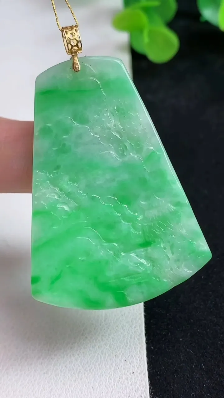 天然A货翡翠山水牌吊坠，尺寸49.7-36.7-5，重量:18.00g
5月12日