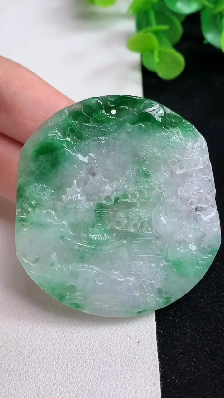 天然A货翡翠山水牌吊坠，尺寸56.3-52.2-5，重量:32.58g
5月12日