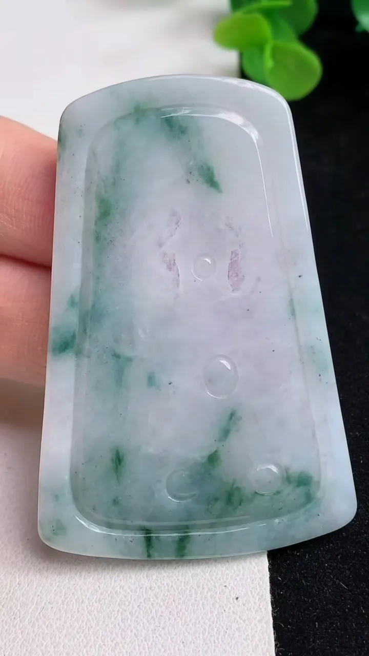 天然A货翡翠飘花大势至观音菩萨吊坠，尺寸64.5-43-5，重量:28.29g
5月12日