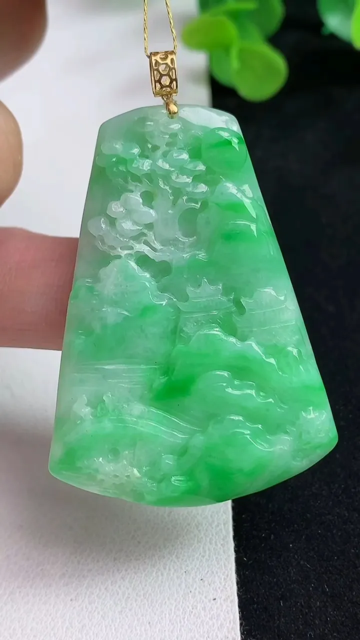 天然A货翡翠山水牌吊坠，尺寸49.7-36.7-5，重量:18.00g
5月12日
