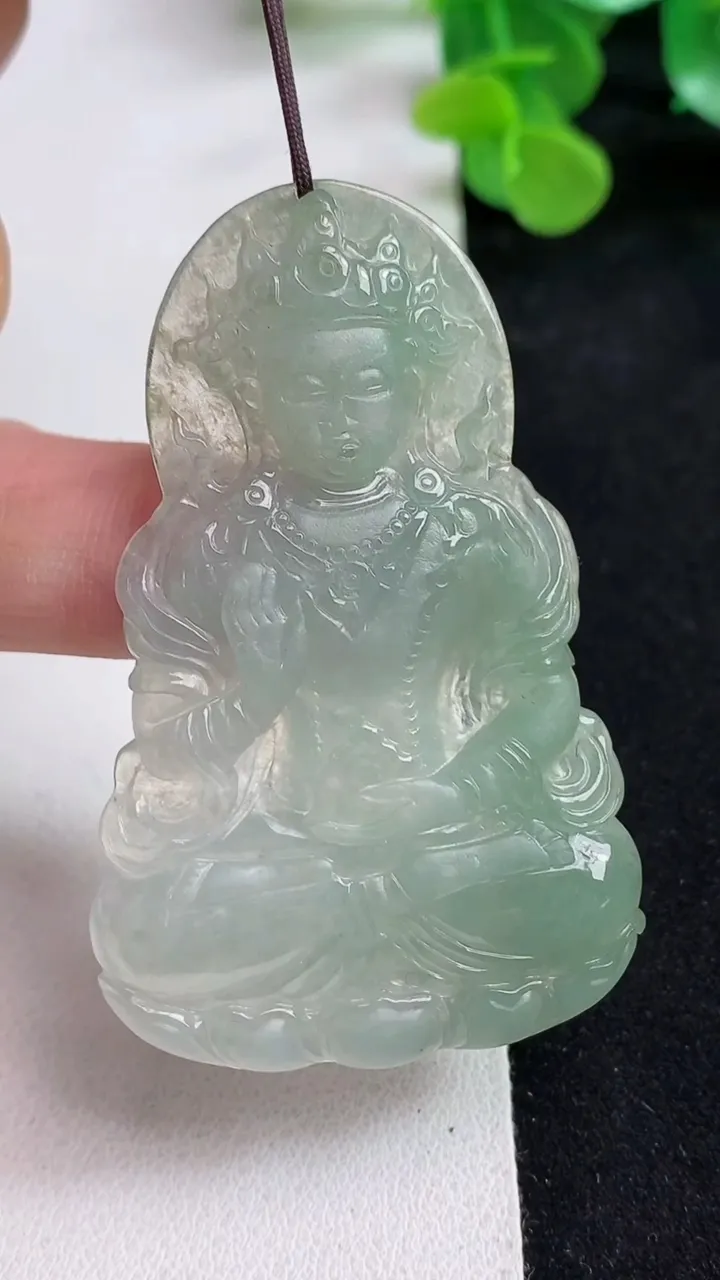 天然A货翡翠度母吊坠，尺寸59.2-37.8-5.2，重量:18.67g
5月12日