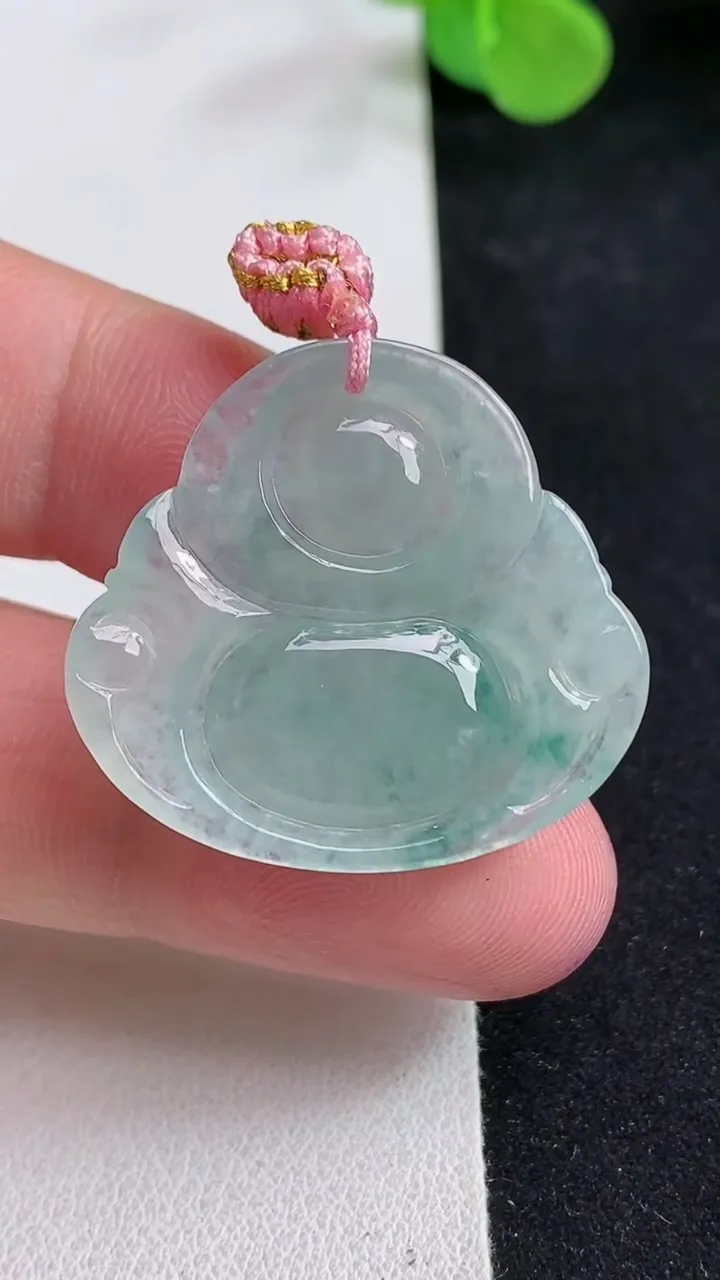 天然A货翡翠飘花佛公吊坠，尺寸28.3-31.6-6，重量:8.23g
5月12日