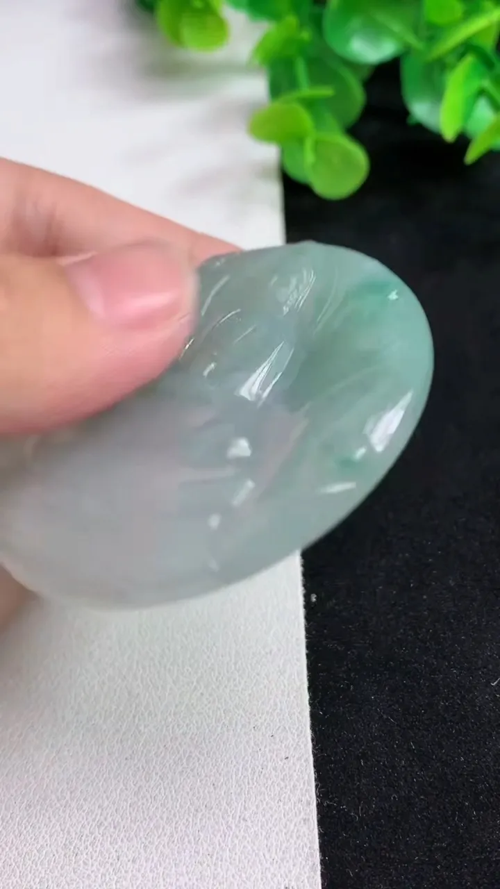 天然A货翡翠素衣观音吊坠，尺寸54.2-4.6，重量:30.35g
5月12日