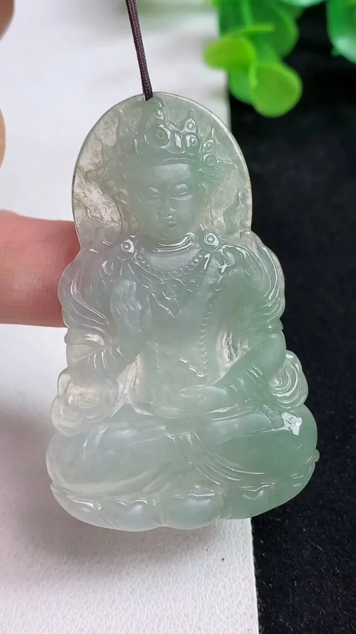 天然A货翡翠度母吊坠，尺寸59.2-37.8-5.2，重量:18.67g
5月12日