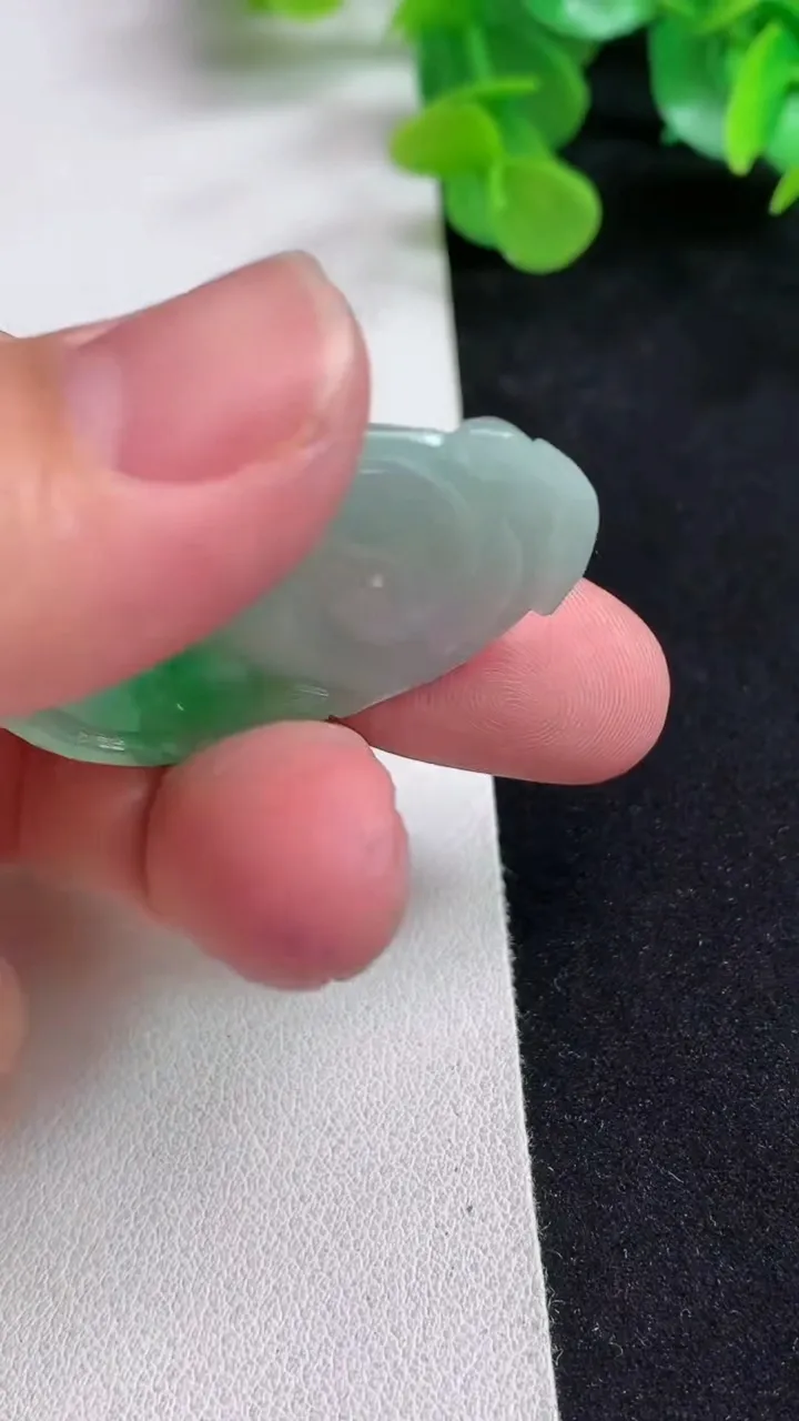 天然A货翡翠如意吊坠，尺寸40.3-25.5-4.2，重量:8.31g
5月12日