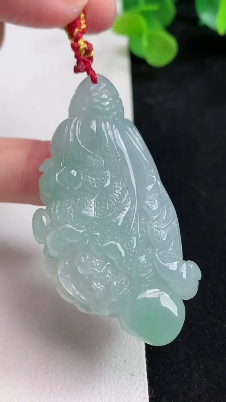 天然A货翡翠白菜吊坠，尺寸56.7-28.3-11.4，重量:34.45g
5月12日