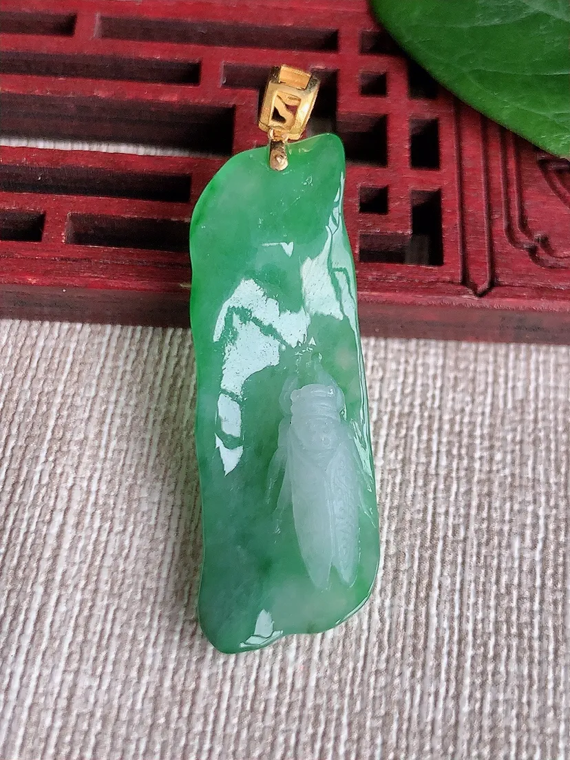 天然A货翡翠18K金扣头飘绿观音吊坠尺寸37.8×13.8×7.2m量5.19g 0511