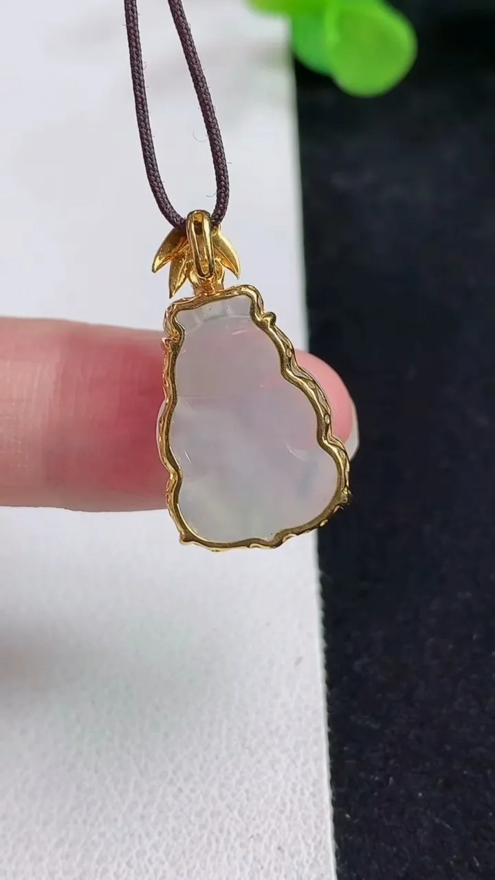 天然A货翡翠白冰熊猫吊坠，尺寸19-14-6.6，重量:3.15g
5月12日