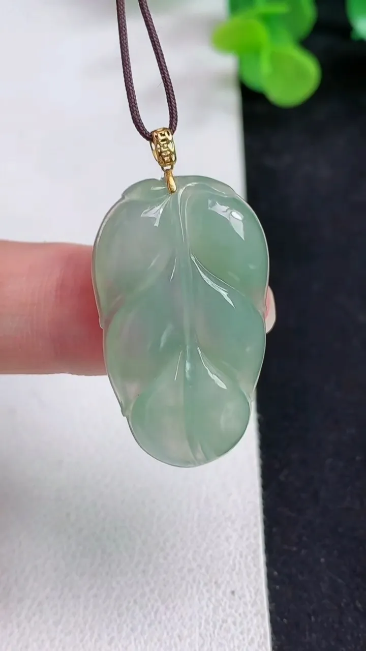 天然A货翡翠金枝玉叶 叶子吊坠，尺寸32.5-19.7-4.4，重量:5.46g
5月12日