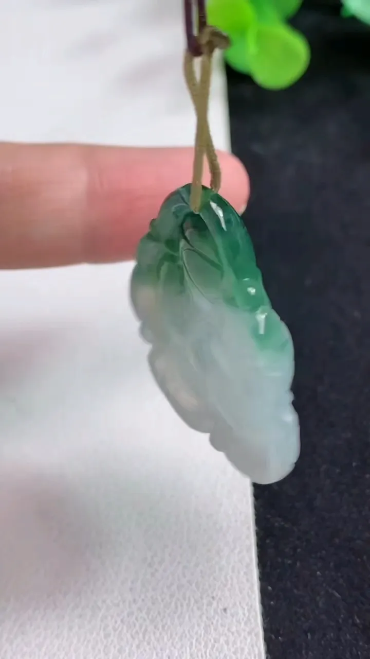 天然A货翡翠飘花荷叶鱼吊坠，尺寸36.2-28.7-6.6，重量:11.51g
5月12日
