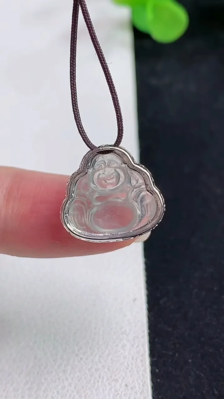 天然A货翡翠白冰佛公吊坠，尺寸15.3-16.6-5.3，裸石13.7-14.6，重量:1.48g
5月12日