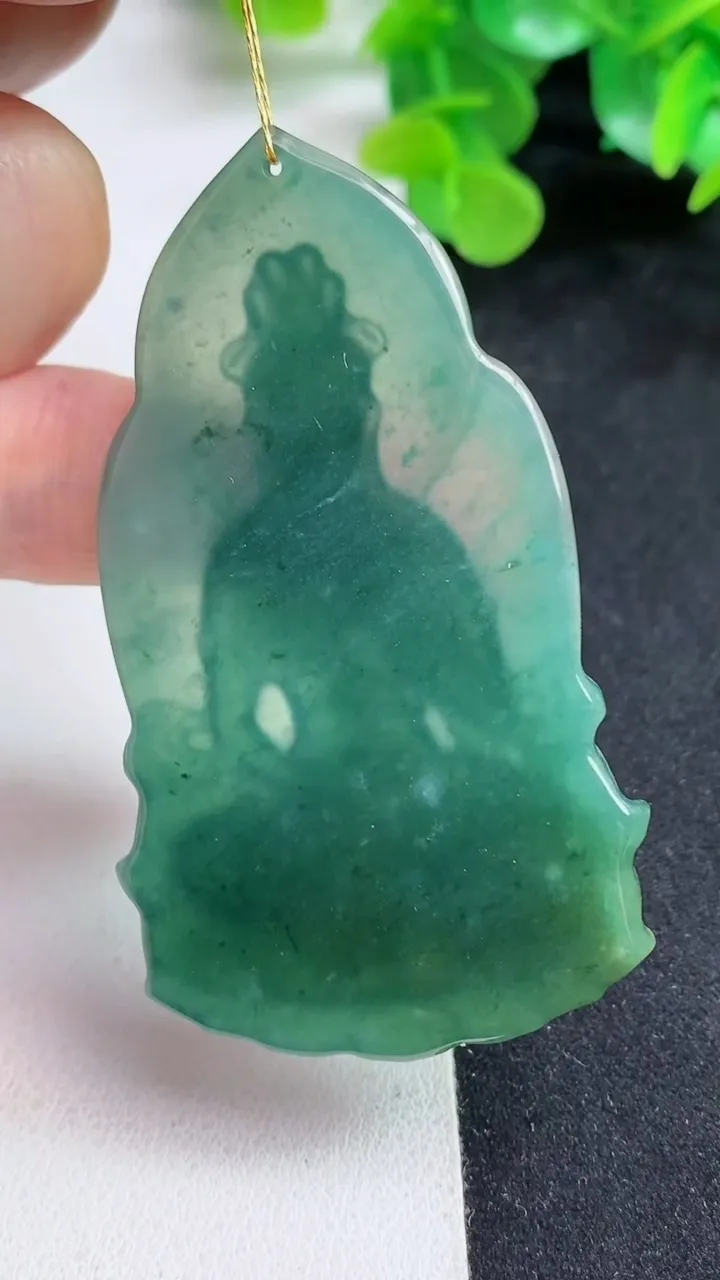 天然A货翡翠蓝水双彩观音菩萨吊坠，尺寸66.3-34.8-5.8，重量:25.17g
5月12日