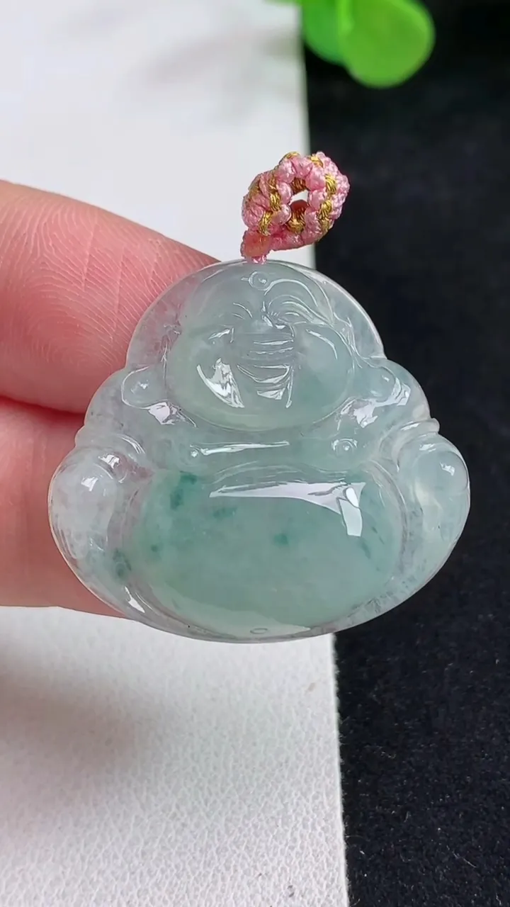 天然A货翡翠飘花佛公吊坠，尺寸28.3-31.6-6，重量:8.23g
5月12日