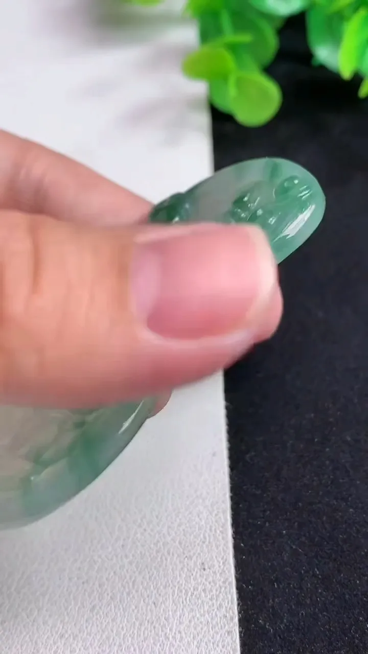 天然A货翡翠飘花观音菩萨吊坠，尺寸66.7-37.5-4.5，重量:26.17g
5月12日